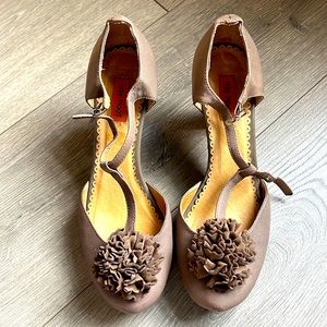 Adorable Taupe Leather Miz Mooz T-Strap Heels